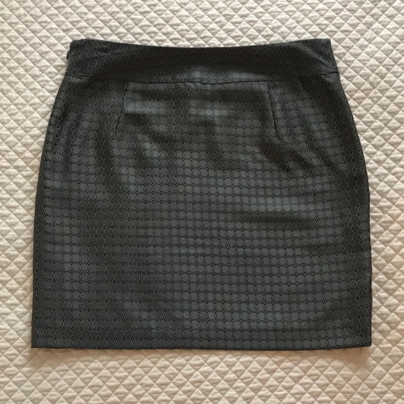 Banana Republic Dresses & Skirts - BANANA REPUBLIC SILVER GRAY SKIRT SIZE 6